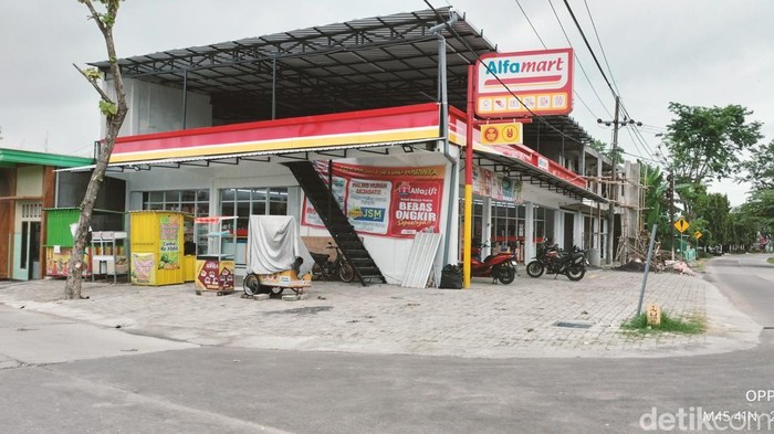 Salah satu minimarket di Bojonegoro yang tak punya izin beroperasi