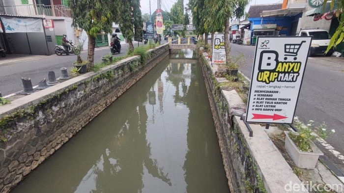 Saluran Selokan Mataram di Mlati, Sleman, yang sebelumnya viral dipenuhi potongan sampah styrofoam, Senin (3/2/2025).