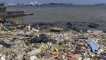 Sampah Terbawa Arus Cemari Pelabuhan Internasional Batam