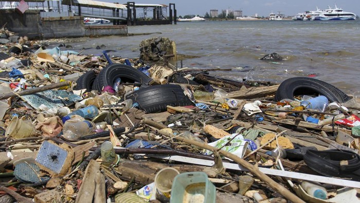 Sampah Terbawa Arus Cemari Pelabuhan Internasional Batam Sampah terbawa arus menumpuk di dekat Pelabuhan Internasional Batam Centre, Batam, Kepulauan Riau, Senin (3/2/2025). Kantor Syahbandar pelabuhan internasional tersebut menyebutkan sampah yang terdampar dan mencemari kawasan pelabuhan karena terbawa arus gelombang laut dan angin kencang yang terjadi beberapa pekan terakhir. ANTARA FOTO/Teguh Prihatna/Spt.