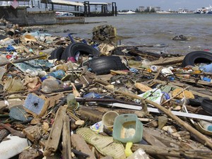 Ikan Makan Plastik, Kita Makan Apa? Ini Fakta Mengerikan Sampah Laut RI