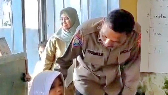Sandra Natalia anak angkat Polresta Bandung mulai bersekolah. (Dok ist)