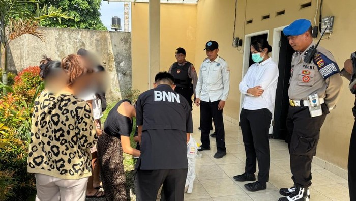 Satresnarkoba Polresta Mataram dan BNNK Mataram merazia tiga lokasi kos-kosan di Lingkungan Sapta Marga, Cakranegara. (Istimewa)