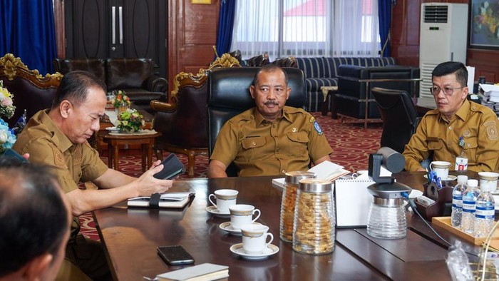 Sekda Kepri, Adi Prihantara melakukan rapat koordinasi Persiapan Pelantikan Kepala Daerah Terpilih bersama Mendagri Tito Karnavian.(Diskominfo Kepri)