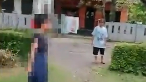 Seorang gadis di Pemalang, Jawa Tengah, mengancam ibunya dengan pisau karena tak dibelikan skincare. Peristiwa ini viral di media sosial.