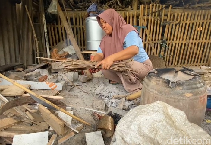 Seorang ibu bernama Berkah, warga Lebak, mulai menggunakan tungku karena gas melon sulit didapat. (Fathul Rizkoh/detikcom)