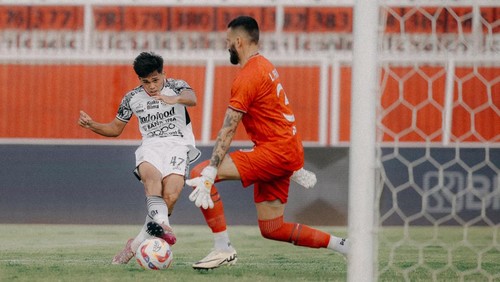 Sepakan Rahmat Arjuna Rezki digagalkan kiper Arema FC, Lucas Frigeri dalam laga pekan ke-21 Liga 1 2024/2025 di Stadion Soepriadi, Kota Blitar, Senin (3/2/2025).