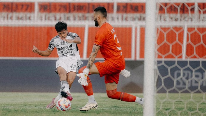 Sepakan Rahmat Arjuna Rezki digagalkan kiper Arema FC, Lucas Frigeri dalam laga pekan ke-21 Liga 1 2024/2025 di Stadion Soepriadi, Kota Blitar, Senin (3/2/2025).