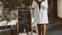 Jajan crepes di tengah cuaca yang dingin, begini gaya Ochi kalau sedang liburan sambil kulineran. Foto: Instagram Ochi Rosdiana