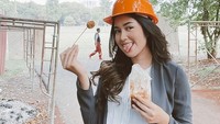 Cilok dengan saus sambal yang pedas jadi salah satu camilan favorit Ochi di sela-sela kesibukan syutingnya. Foto: Instagram Ochi Rosdiana