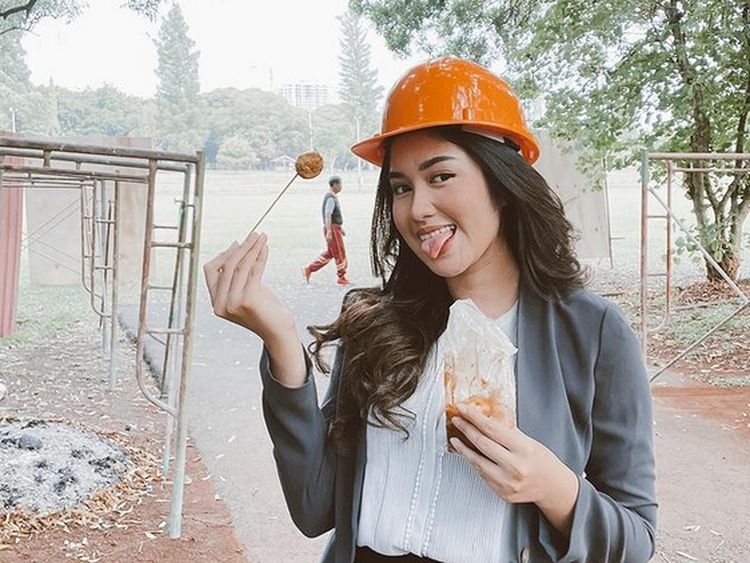 Gaya Kece Ochi Rosdiana Makan Cilok dan Masak Nasi Goreng