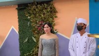 Rayakan ulang tahun di lokasi syuting, ada pesta sushi yang cantik untuknya. Foto: Instagram Ochi Rosdiana