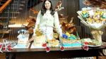 Gaya Kece Ochi Rosdiana Makan Cilok dan Masak Nasi Goreng