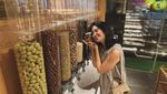 Gaya Kece Ochi Rosdiana Makan Cilok dan Masak Nasi Goreng