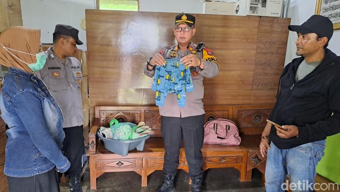 Sesosok bayi ditemukan di warung kosong Jombang. Penemuan itu langsung dilaporkan warga
