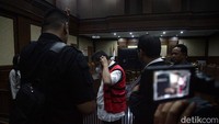 Dalam dakwaan jaksa, pendiri maskapai Sriwijaya Air tersebut diyakini memperkaya diri sendiri hingga Rp 1 triliun melalui PT Tinindo dalam tata niaga komoditas timah di Bangka Belitung.  