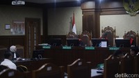 Hendry Lie keluar ruang sidang dengan rompi tahanan.  