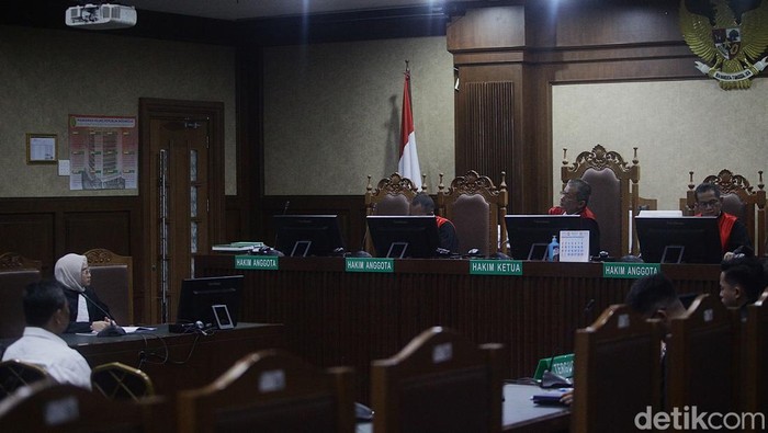Sidang Eksepsi Hendry Lie dalam Kasus Tata Niaga Timah Pengusaha Hendry Lie mengikuti sidang eksepsi dalam kasus korupsi tata niaga timah. Eksepsi tersebut meminta hakim membatalkan surat dakwaan JPU.