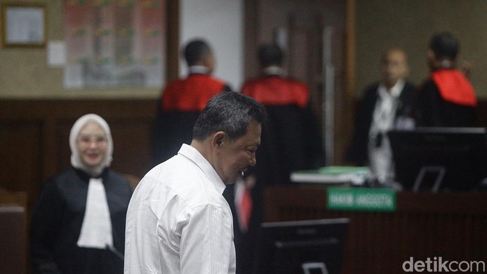 Sidang Eksepsi Hendry Lie dalam Kasus Tata Niaga Timah Pengusaha Hendry Lie mengikuti sidang eksepsi dalam kasus korupsi tata niaga timah. Eksepsi tersebut meminta hakim membatalkan surat dakwaan JPU.