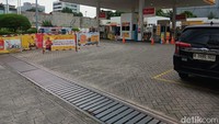 Sesekali memang terlihat ada sejumlah kendaraan, baik roda dua maupun roda empat, melintas masuk untuk melakukan pembelian BBM. Namun tidak ada satupun kendaraan ini yang melakukan pengisian. Sebab setiap ada kendaraan yang mendekat untuk membeli BBM, petugas yang berjaga langsung menghampiri untuk menginformasikan kekosongan stok.