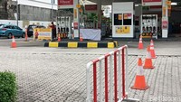 Alhasil SPBU ini terlihat kosong pembeli terkecuali di area minimarket Shell Selec. Terlihat di dalam minimarket tersebut ada sejumlah pengunjung dan beberapa kendaraan roda dua terparkir di depannya.