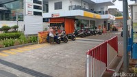 Salah satu SPBU Shell di wilayah Jatimekar, Bekasi, SPBU itu kehabisan stok. Display harga di totem SPBU Shell tersebut juga tidak tersedia. Saat hendak mengisi, disarankan untuk memutar karena tidak adanya stok BBM tersedia.  