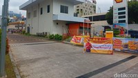 Kemudian dalam pantauan detikcom pada Sabtu (1/2) kemarin, stok BBM SPBU Shell yang kosong terjadi di beberapa titik wilayah Jakarta, Depok, dan Bekasi. SPBU Shell di kawasan Mampang, Jakarta Selatan, misalnya jenis BBM Shell Super, V-Power, dan V-Power Diesel kosong sama sekali.