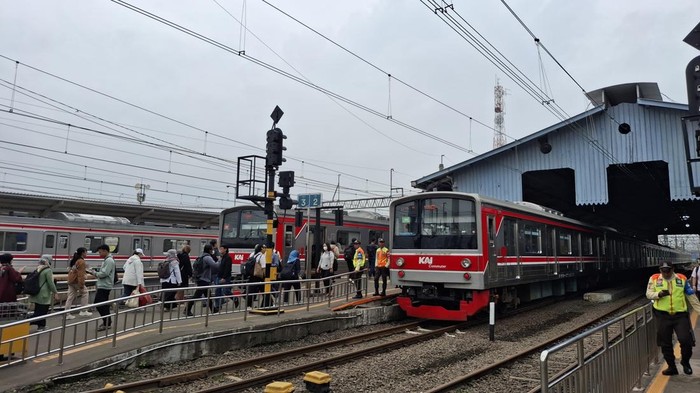 Suasana di Stasiun Bogor pada Senin (3/2/2025)-(Sholihin/detikcom)