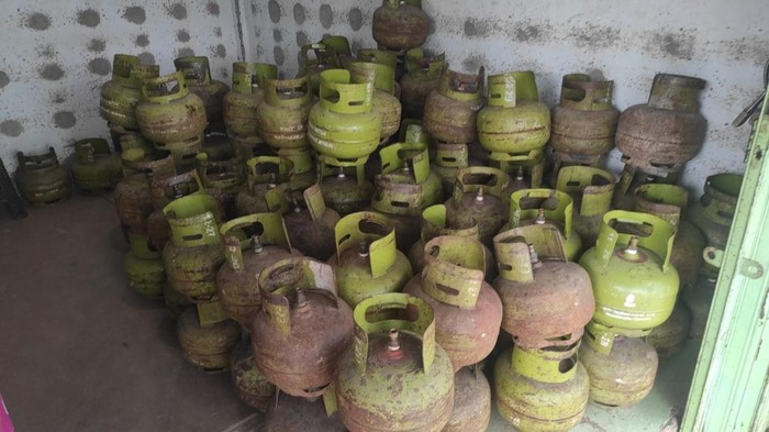 Tabung gas LPG 3 Kg yang dijual di pangkalan Palembang habis dibeli warga saat barang datang