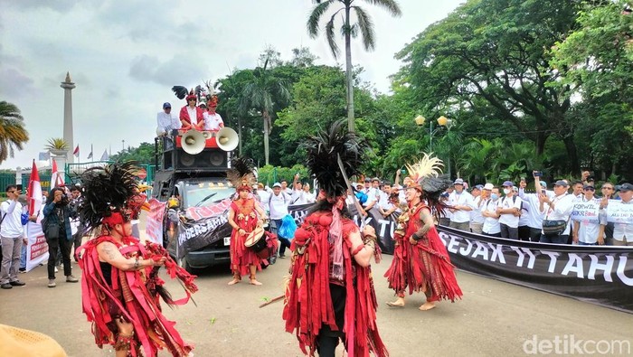 Tari perang asal Minahasa di demonstrasi tuntut tukin oleh dosen ASN di seberang Monas, 3 Februari 2025. (Maulani Mulianingsih/detikcom)