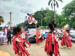 Sangar! Tari Perang Minahasa Tampil di Demo Dosen ASN Tuntut Tukin