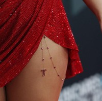 Huruf ’T’ pada rantai paha tersebut jelas bisa merujuk pada namanya sendiri, Taylor. Namun, banyak penggemar yang berspekulasi bahwa ini juga bisa menjadi tribute untuk kekasihnya, Travis Kelce, yang akan bertanding di Super Bowl minggu depan. Foto: Getty Images for The Recording A/Kevin Winter