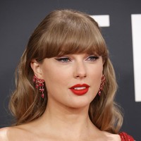 Taylor SwiftRiasan ikonik Taylor Swift tetap menjadi favorit. Eyeliner winged hitam dan lipstik merah terang berpadu sempurna dengan gaya rambut retro yang ditata dengan sempurna. Foto: Getty Images for The Recording A/Kevin Winter