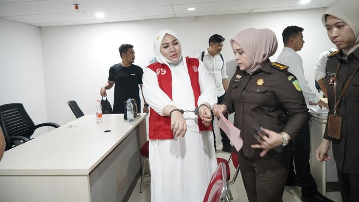 Tersangka kasus skincare merkuri, Mira Hayati berbaju tahanan.