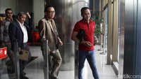Tersangka kasus dugaan suap terkait pengurusan anggota DPR RI 2019 - 2024 di KPU, Donny Tri Istiqomah dikawal tim pengacara saat meninggalkan gedung KPK Merah Putih, Jakarta, Senin (3/2/2025).  
