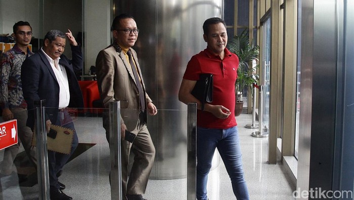 Terseret Kasus Harun Masiku, Pengacara Donny Tri Diperiksa KPK Tersangka kasus dugaan suap terkait pengurusan anggota DPR RI 2019 - 2024 di KPU, Donny Tri Istiqomah dikawal tim pengacara saat meninggalkan gedung KPK Merah Putih, Jakarta, Senin (3/2/2025).