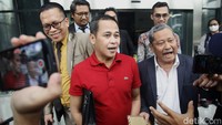 Sementara itu, Harun Masiku masih menjadi buron hingga kini. KPK pun menetapkan Sekjen PDIP Hasto Kristiyanto serta pengacara bernama Donny Tri Istiqomah sebagai tersangka pada akhir 2024. 