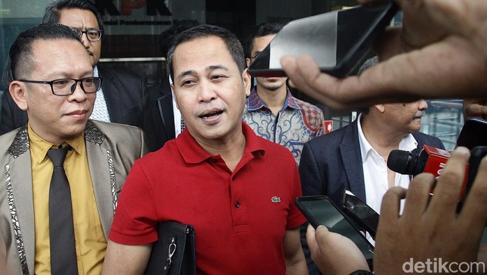 Terseret Kasus Harun Masiku, Pengacara Donny Tri Diperiksa KPK Tersangka kasus dugaan suap terkait pengurusan anggota DPR RI 2019 - 2024 di KPU, Donny Tri Istiqomah dikawal tim pengacara saat meninggalkan gedung KPK Merah Putih, Jakarta, Senin (3/2/2025).