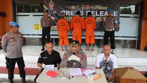 Tiga pria berinisial KTJ (19), KAB (18) dan IWR (32), pencuri kotak amal di musala, dihadirkan saat konferensi pers Polsek Singaraja di Polres Buleleng, Senin (3/2/2025). (Wijaya Kusuma/detikBali)