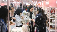 BRI UMKM EXPO(RT) 2025 mendapat antusiasme besar dari pengunjung, baik masyarakat lokal maupun mancanegara. Hingga hari ketiga digelar, sebanyak lebih dari 63 ribu pengunjung mengunjungi BRI UMKM EXPO(RT) 2025. Jumlah ini meningkat dibanding pada tahun 2023 yang hanya 26.315 pengunjung. Hingga Minggu (2/2), BRI UMKM EXPO(RT) mencatatkan transaksi Rp 38,9 miliar, melampaui target Rp 38 miliar selama 4 hari pelaksanaan.