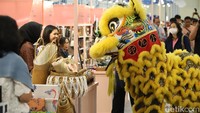 Pertunjukkan tarian barongsai mewarnai acara BRI UMKM EXPO(RT) dalam rangka memperingati Tahun Baru Imlek. Tarian barongsai merupakan ritual penting dalam tradisi Tionghoa.
