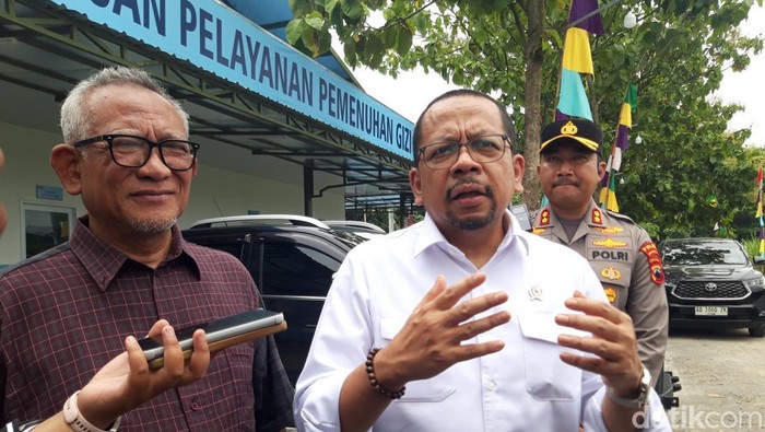 Wakil KSP, Muhammad Qodari, didampingi Puspo Wardoyo, mitra BGN pengelola SPPG Gagaksipat, Ngemplak, Boyolali memberikan keterangan kepada media, Senin (3/2/2025).