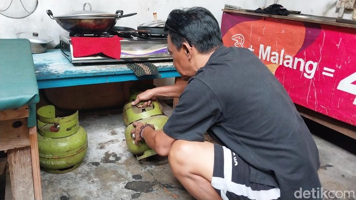 Warga Kota batu mengaku kesulitan mencari elpiji 3 kg usai adanya aturan baru.