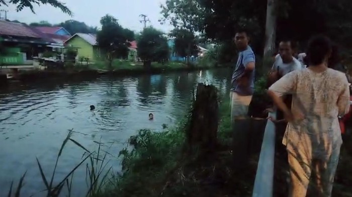Warga melakukan pencarian terhadap bocah yang tenggelam di sungai Siring Agung, Lubuklinggau