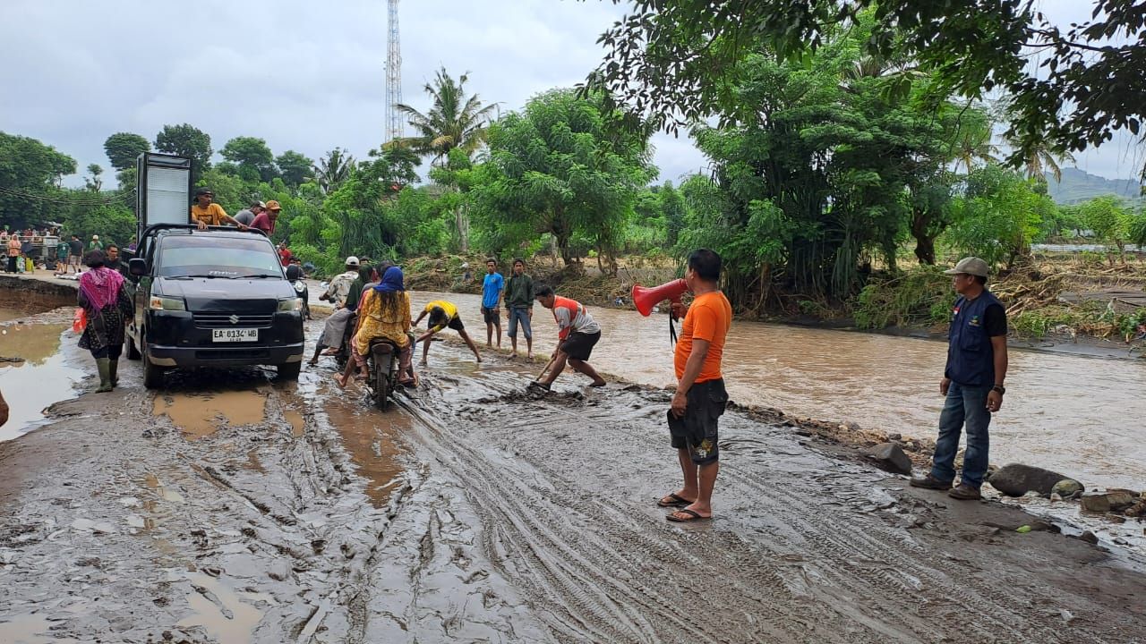 Warga menilik salah satu rumah terdampak banjir bandang di Kecamatan Wera, Kabupaten BIma, Nusa Tenggara Barat pada Senin (3/2). (Dok. BPBD Kabupaten Bima)