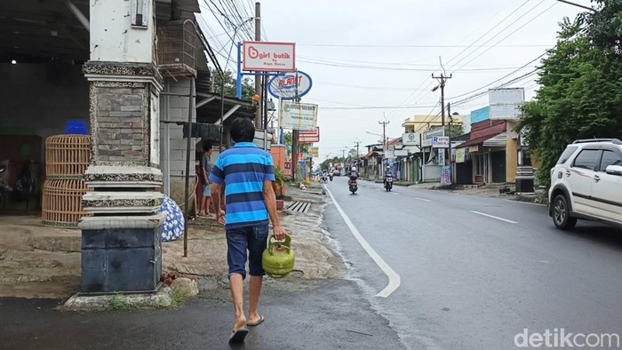 Warga Purwakarta mencari gas 3 kg