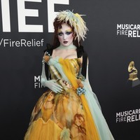 Chappell RoanRiasan warna-warni dari penyanyi Chappell Roan mencuri perhatian dengan kulit yang dibuat putih pucat dengan riasan mata warna-warni eksentrik. Rambut merah burgundinya pun tak kalah dramatis. Foto: Jordan Strauss/Invision/AP