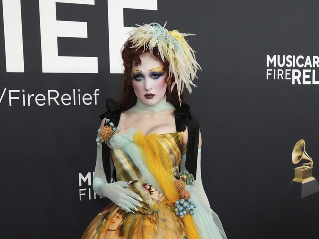 Chappell RoanRiasan warna-warni dari penyanyi Chappell Roan mencuri perhatian dengan kulit yang dibuat putih pucat dengan riasan mata warna-warni eksentrik. Rambut merah burgundinya pun tak kalah dramatis. Foto: Jordan Strauss/Invision/AP