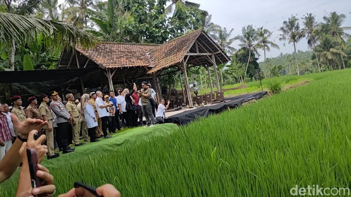 Zulkifli Hasan saat menemui kelompok Tani di kecamatan Licin Kabupaten Banyuwangi, Senin (3/1/2025).