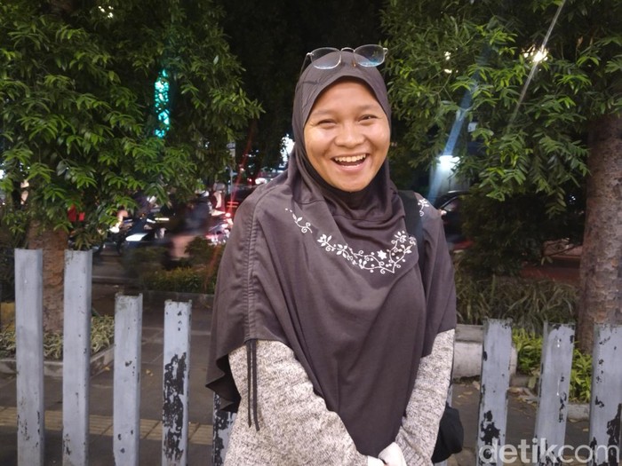 Ade Ariani Pane, pengamen viral di Kota Bandung.